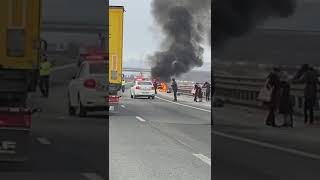 UPDATE VIDEO FOTO O mașină arde ca o torță pe autostrada Sibiu - Sebeș 1 video