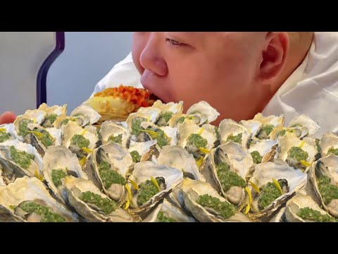 Monkey King encounters a giant oyster, and with one bite, it bursts with juice!