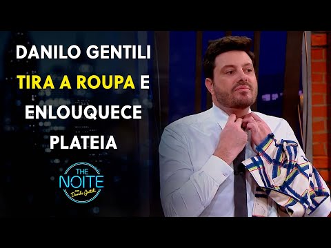 O apresentador Danilo Gentili fez um strip-tease no palco do programa | The Noite (15/03/23)