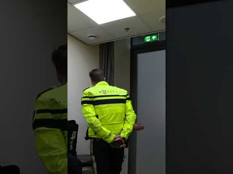 Geen kaartje, Geen ID, nacht op het bureau. #Politie