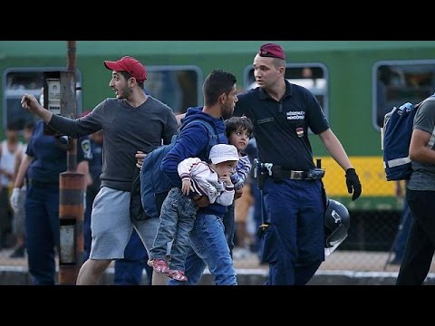 Bruselas propondrá reubicar unos 120.000 refugiados de forma temporal