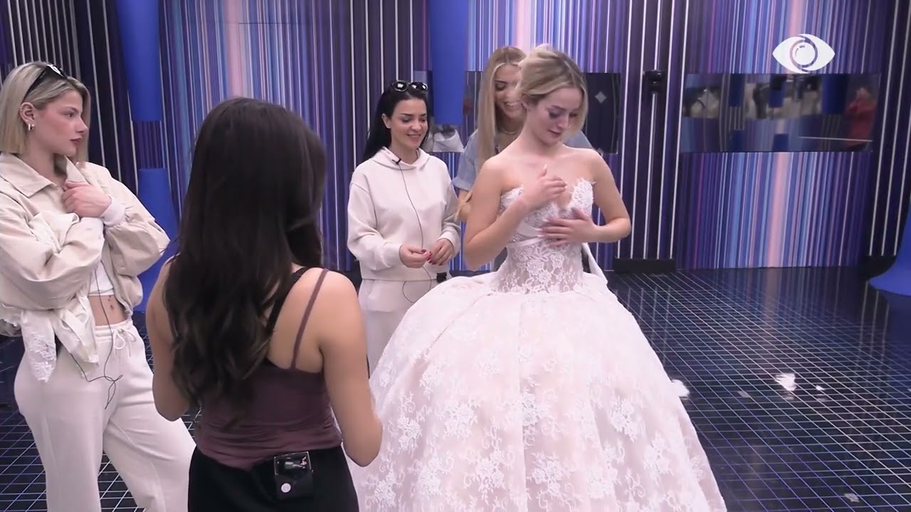 Selin zgjedh fustanin për mbrëmjen e sotme, banoret e duartrokasin