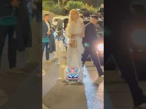 Sexy lady chegando no seu Roll Royce para o baile no Hotel de Paris #supercars #belezafeminina