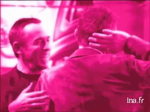 Kissing break with Garou - INA Archive