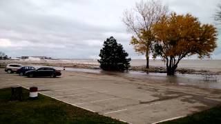 preview picture of video 'Big Waves, Kenosha, WI, Lake Michigan, 10/31/14'