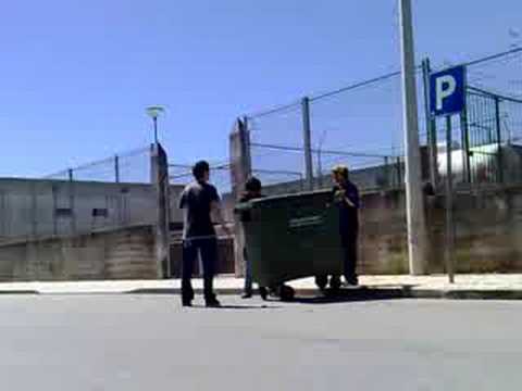 Malucos da Bene  o caixote do lixo