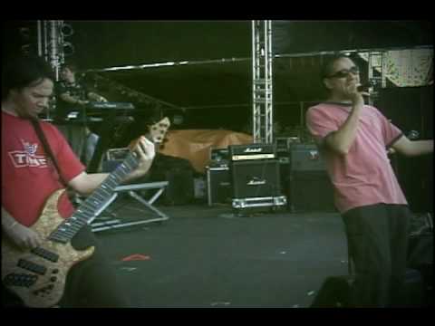 CAI ÁGUA, CAI BARRACO video