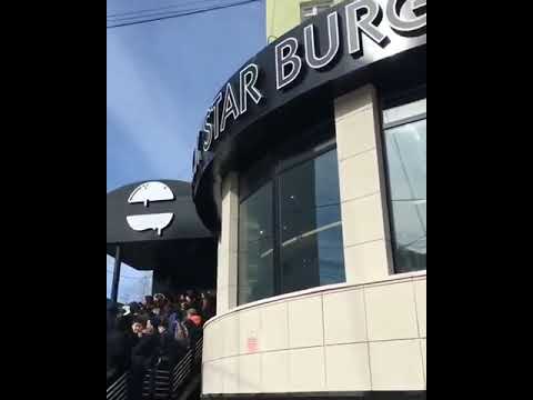 Видеофакт: В Якутске на открытии Black Star Burger образовалась очередь Видеофакт: В Якутске на открытии Black Star Burger образовалась очередь