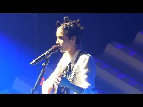 Halsey talking about YUNGBLUD & singing BEAUTIFUL STRANGER Manchester Arena Manic Tour 12/03/2020 HD