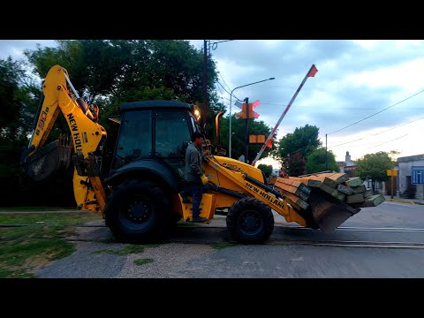 [4K] Retroexcavadora New Holland B90B con durmientes saliendo de Marcos Juárez rumbo al KM 445.3 !!!
