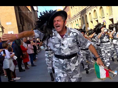 A PASSO DI CORSA IN CENTRO A BOLOGNA FANFARA BERSAGLIERI DI BEDIZZOLE