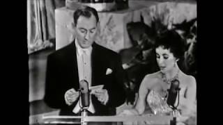 Walt Disney recibe de Elizabetth Taylor y Michael Wilding los Oscar al Mejor Documental en 1954