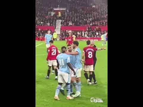 Quand Jérémy Doku chauffe le brésilien Antony lors du derby Manchester 😅 #manchester #antony #doku