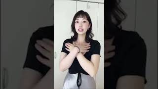 胸チラ　tiktok 巨乳