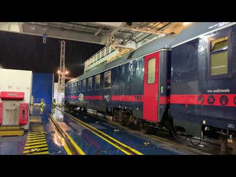 IMBARCO del TRENO Intercity Notte sullo Stretto di Messina, con E656 Caimano