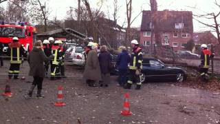 preview picture of video 'Norderstedt Unwetter 2010 Baum stürzt auf Auto! HD 720p'