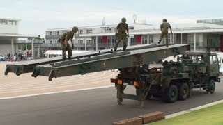preview picture of video '陸上自衛隊 81式自走架柱橋の架設展示 [Type 81 self propelled bridge] 2012.9.30'