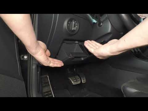 Driver glove box removal - Skoda Superb 3 (2015-2023)