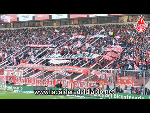 "Hinchada de Independiente en la previa ante River (2022)" Barra: La Barra del Rojo • Club: Independiente • País: Argentina