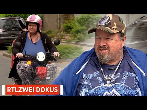Surprise with a risk: Willy gives Tanja a scooter 😅 | Hartz, Red, Gold | RTLZWEI Documentaries #166