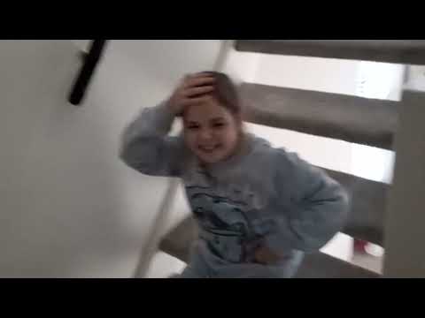 Ah mijn hoofd ik val van de trap af 