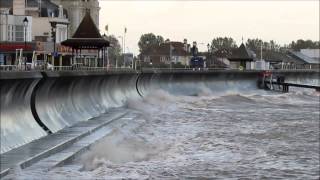 preview picture of video 'Storm waves in Burnham-On-Sea (Burnham-On-Sea.com)'