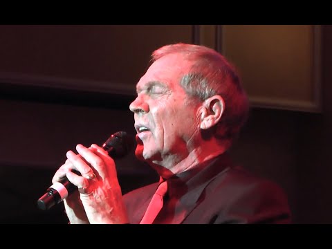 Stuart Gillies singing 'My Way' on Cunard Cruise Ship Queen Elizabeth in 2013