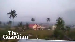 Download lagu Footage shows Indonesian earthquake causing soil liquefaction mp3
