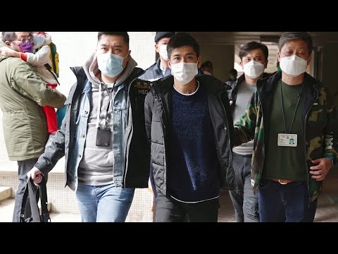 香港數十人因保全法被拘捕 (Dozens arrested in Hong Kong under security law)