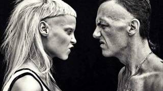 Die Antwoord - She Makes Me A Killer (lyrics)