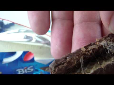 Chocolate Lacta Bis com larva, estragado, dentro da validade.