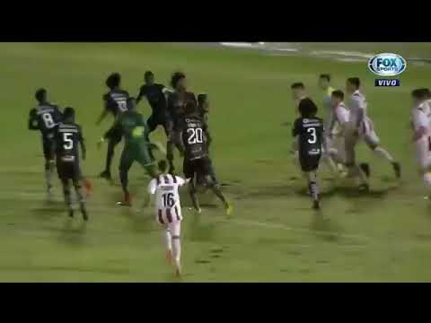 CONFUSÃO E CENA INUSITADA: Jogador usa bandeirinha para se proteger em briga na Libertadores sub-20