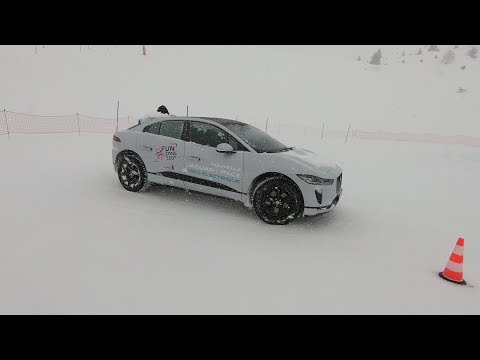 Essai sur glace Jaguar I Pace 400ch électrique