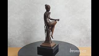Elegantní bronzová socha ženy s ptáky ve stylu Art Deco – signováno, číslováno