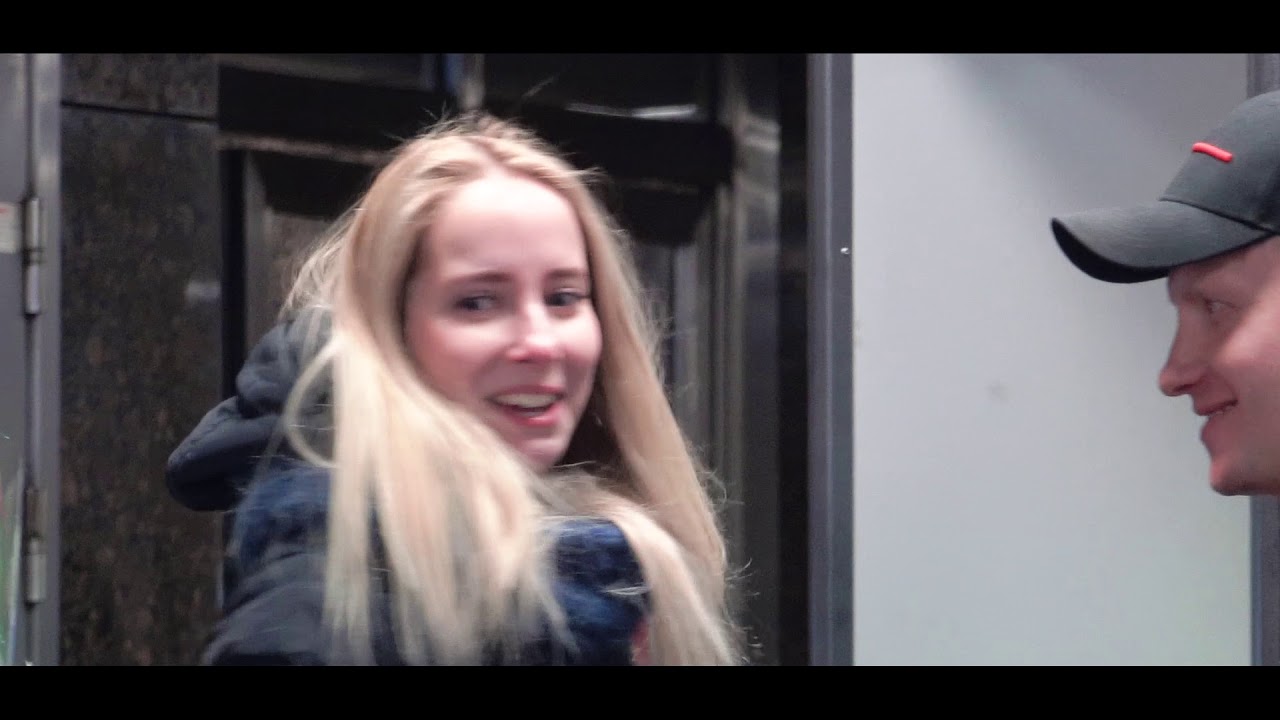 Видео: в московском метро креативно поздравили женщин с 8 Марта