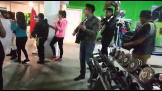 Serenata en el gym! Me gustas mucho de codigo fn