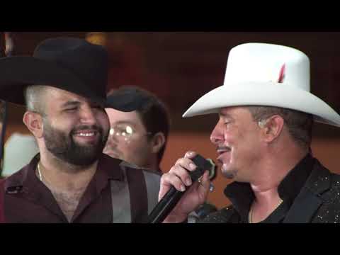 Carin León ft Los Invasores de Nuevo León - La Vieja Banca (En Vivo)