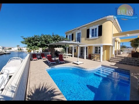Luxueuse maison rénovée avec amarre de 13m sur la marina d'Empuriabrava.