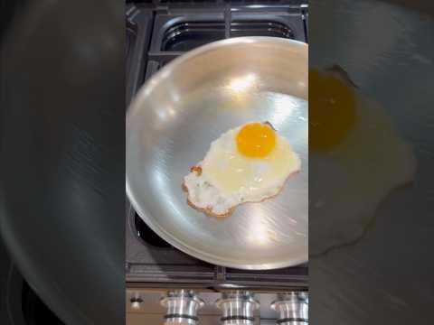 How to cook an egg in a stainless steel pan 🍳