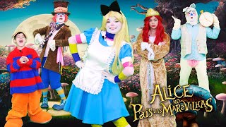 Pakaraka finge brincar de ALICE NO PAIS DAS MARAVILHAS