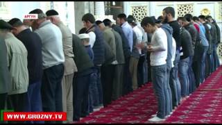 В честь Дня памяти и скорби во всех мечетях Чечни богословы круглосуточно читали Коран