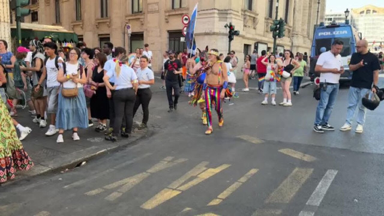 'Maschera da cane con bandiera con l'immagine di un osso al Pride a Roma