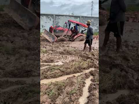 Kubota DC 150 harvest machine help M6040 from deep muddy
