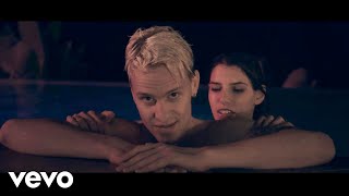 Scarlet Pleasure - The Strip