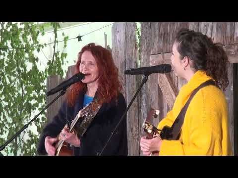 Anta Eņģele un Melisa Kaškura Dziesminieku SIENA ŠĶŪNĪ Līvu ciema svētkos 25.05.2025 Liepājā