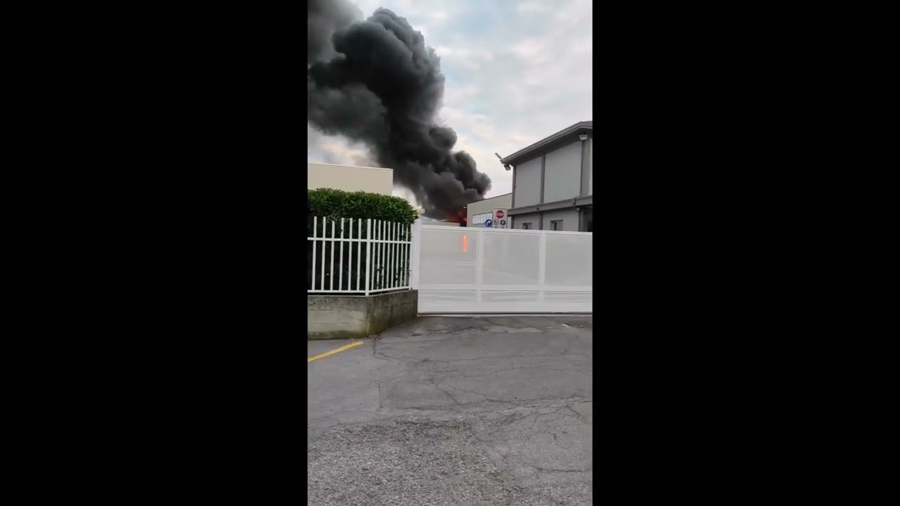 Incendio di un deposito di vernici ad Azzano