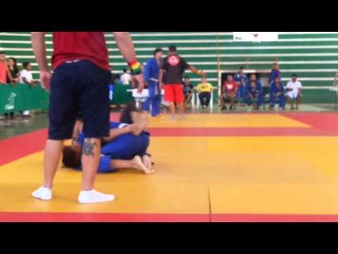 Ryan finalizando jiu jitsu-lotus club