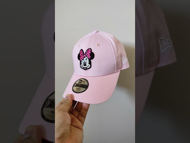 Vídeo relacionado con Disney Conjunto de gorro y guantes de Mickey Mouse para niños | Gorro de invierno de punto negro y rojo con pompones | Gorro y guantes de talla única para niños con cara del personaje