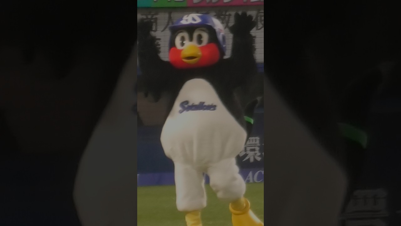 グランド入りしたつば九郎に拍手が起こる神宮球場