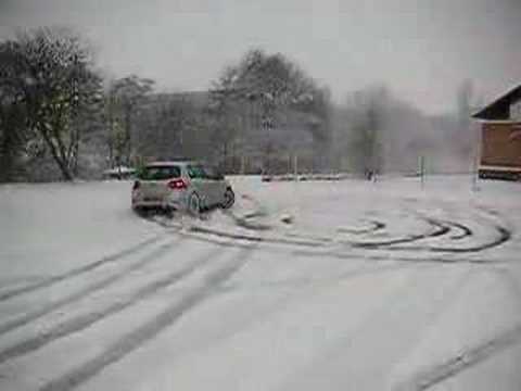 R32 Golf 5 Drift in Action cool Snow Drift im Schnee